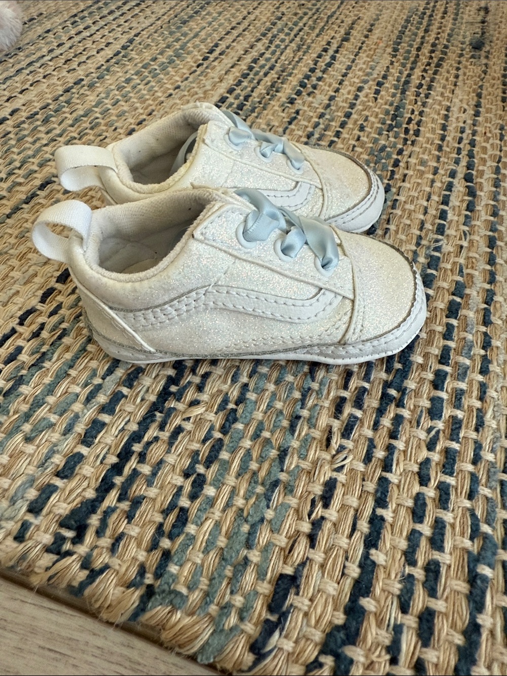 Vans Baby Old Skool Crib Sparkle Low-Top Sneakers in Off White with Blue Laces 3